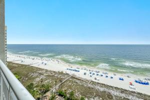 vista su una spiaggia con sedie e ombrelloni di Indigo Unit 1406e a Pensacola