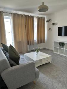 a living room with a couch and a coffee table at Stylish 2 Bedroom Flat Slough in Slough