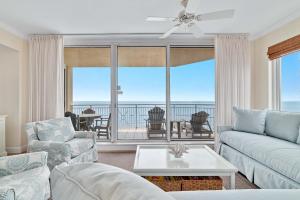 un soggiorno con divano e sedie e un balcone di Indigo Unit 1406e a Pensacola Altre 49 foto