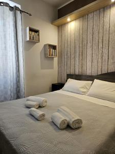 sypialnia z łóżkiem z ręcznikami w obiekcie Be Your Home - Captain's Lodge w mieście Civitavecchia