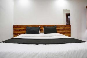 Tempat tidur dalam kamar di Hotel O Apollo
