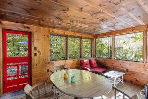 Φωτογραφία από το άλμπουμ του Charming Cabin in the Trees for a Getaway near Hanover, New Hampshire σε Lyme