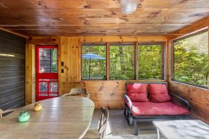 Χώρος καθιστικού στο Charming Cabin in the Trees for a Getaway near Hanover, New Hampshire
