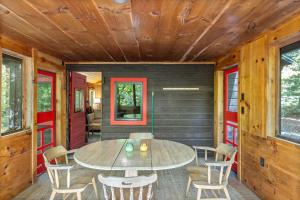 Φωτογραφία από το άλμπουμ του Charming Cabin in the Trees for a Getaway near Hanover, New Hampshire σε Lyme