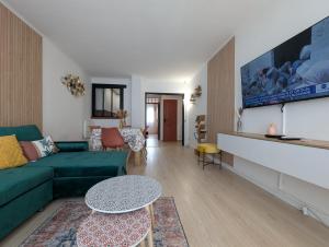 Un televizor și/sau centru de divertisment la Chic and spacious appartment with balcony