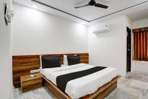 Tempat tidur dalam kamar di Hotel O Apollo