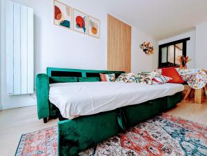 Un pat sau paturi într-o cameră la Chic and spacious appartment with balcony