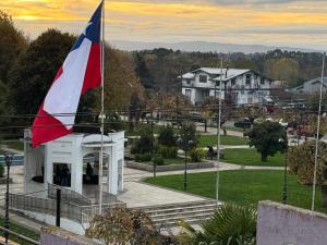 a flag is flying in front of a building at Departamento Plaza Río Bueno in Río Bueno