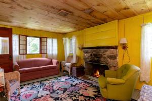 Istumisnurk majutusasutuses Maplewood Rustic 2BR Cabin, Water Access, Fireplace near Hanover, New Hampshire