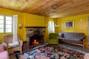 Istumisnurk majutusasutuses Maplewood Rustic 2BR Cabin, Water Access, Fireplace near Hanover, New Hampshire +1 foto