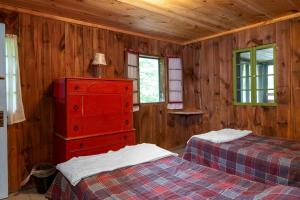 Voodi või voodid majutusasutuse Maplewood Rustic 2BR Cabin, Water Access, Fireplace near Hanover, New Hampshire toas