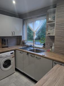 Kuchyň nebo kuchyňský kout v ubytování Bright Maisonette near Central Birmingham