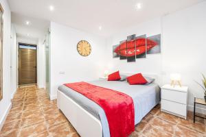Un dormitorio con una cama y un reloj en la pared. en Twilight Dreams Playa Del Ingles FKK friendly, en Maspalomas