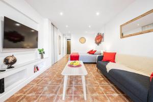 una sala de estar con un sofá y una mesa en Twilight Dreams Playa Del Ingles FKK friendly, en Maspalomas 21 fotos más