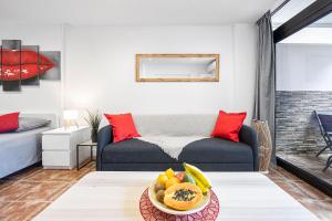 una sala de estar con sofá y un bol de fruta en una mesa en Twilight Dreams Playa Del Ingles FKK friendly, en Maspalomas
