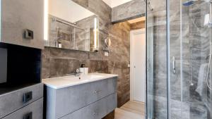 ein Badezimmer mit Waschbecken und Dusche in der Unterkunft Rossana Apartment in Pescara + 16 Fotos