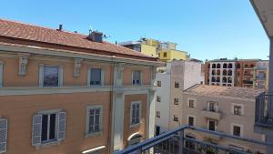 einen Blick auf einige Gebäude in einer Stadt in der Unterkunft Rossana Apartment in Pescara