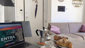 ein Laptop-Computer auf einem Tisch mit Brot in der Unterkunft Rossana Apartment in Pescara