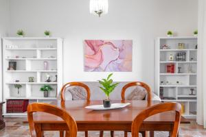 ピオンビーノにあるPiombino Apartments Casa Amendolaの木製のテーブルと椅子のあるダイニングルーム