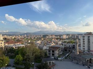 Blick auf eine Stadt mit Gebäuden und Bergen in der Unterkunft Buyuk Hotel in Kayseri