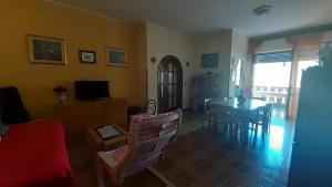 Una sala de estar con una mesa y un comedor. en Comfortable flat in Alba Adriatica, Abruzzo Italy, en Alba Adriatica