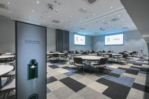 a large room with tables and chairs in it at Novotel Lencois Paulista in Lençóis Paulista +130 photos