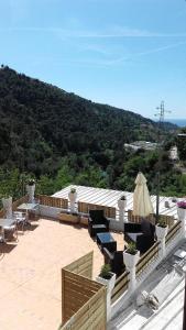 een patio met stoelen en tafels op een dak bij Le Relais de Monti in Menton