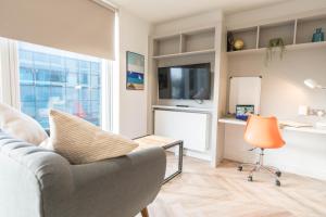 TV a/nebo společenská místnost v ubytování City HideAway + 8 fotografií