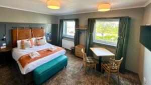 布罗德福德The Hebridean - Rooms & Apartments的一间卧室，配有一张床、一张桌子和一张书桌
