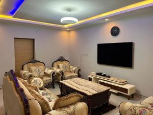 TV a/nebo společenská místnost v ubytování Luxury, Fully Serviced , 3BR Apt in Secure Estate, Lekki