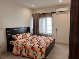 Postel nebo postele na pokoji v ubytování Luxury, Fully Serviced , 3BR Apt in Secure Estate, Lekki