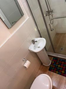 Koupelna v ubytování Luxury, Fully Serviced , 3BR Apt in Secure Estate, Lekki