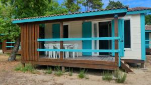 滨海苏拉克Camping Les Oyats的小木屋 - 带甲板上的椅子