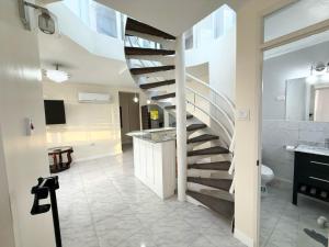 een badkamer met een wenteltrap in een huis bij Seacastle Beach Penthouse in Montego Bay