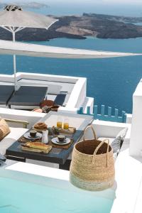 una mesa con comida encima de un barco en Chess House - Santorini Traditional Home, en Imerovigli
