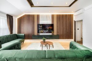 ロンドンにあるMajestic Luxury Apartment in Maryleboneのリビングルーム(緑のソファ、テーブル付)