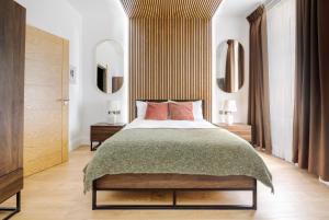 ロンドンにあるMajestic Luxury Apartment in Maryleboneのベッドルーム1室(大型ベッド1台、鏡2つ付)