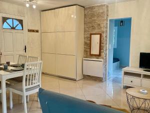 a living room with a table and a kitchen at Maison Azurélienne in Menton