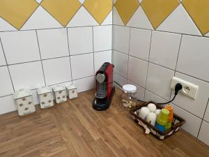 una cucina con un tostapane e un cestino di cibo di Villa Le Figuier a La Teste-de-Buch Altre 12 foto