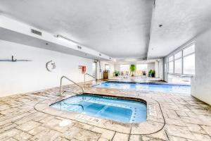Bazén v ubytování Island Royale 602 nebo v jeho okolí + 19 fotografií