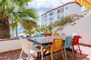 a table and chairs with a view of the ocean at Hauzify I Casa Mirador 8 in L'Ametlla de Mar
