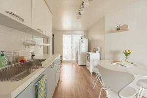 ソウルにあるSeoul Sensibility B&B Houseの白いキッチン(シンク、カウンター付)