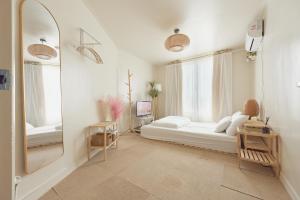 ソウルにあるSeoul Sensibility B&B Houseのベッドと大きな鏡のある寝室