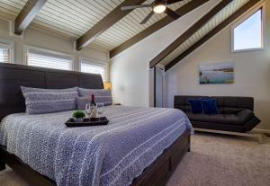 a bedroom with a large bed and a couch at Lake View Cabin Incredible Panoramic Views, Spa in Sevierville