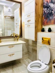 Ένα μπάνιο στο Sea View Apartments Residence Лазурен бряг