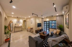 Μια τηλεόραση ή/και κέντρο ψυχαγωγίας στο Ultra Luxury 3BHK Stylish Apartment, Walk to Taj Mahal, 1500SQFT