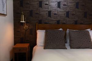 una camera con un letto con due cuscini e una parete di The Block Basic - Queen a Bisbee
