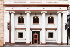 un edificio bianco con colonne e porta di The Block Basic - Queen a Bisbee