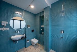 Ένα μπάνιο στο Ultra Luxury 3BHK Stylish Apartment, Walk to Taj Mahal, 1500SQFT