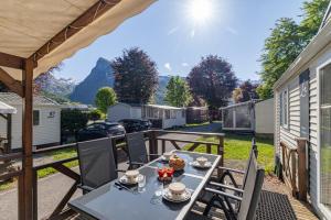 Nespecifikovaný výhled na hory nebo výhled na hory při pohledu z kempu